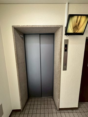 レック西長堀マンションの玄関