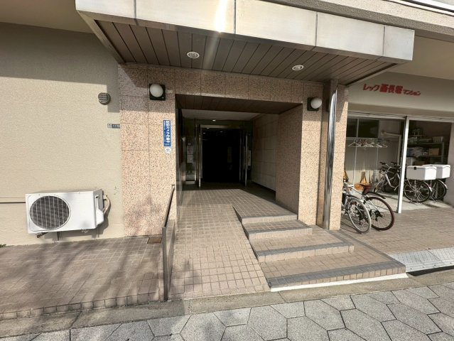 レック西長堀マンションのエントランス