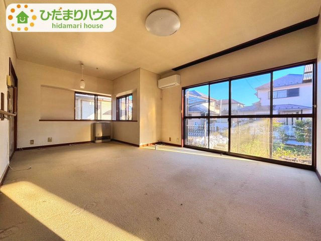 野田市三ツ堀　中古戸建　昭和59年築の居間・リビング|11帖の今スペースです♪　南に面した大きな窓からはたっぷり日差しが入り込み、団らんにふさわしいリビングでございます♪
