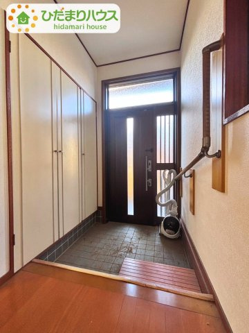 野田市三ツ堀　中古戸建　昭和59年築の玄関|広々とした明るい玄関です♪4
左手には天井まで高さのある収納がございます♪