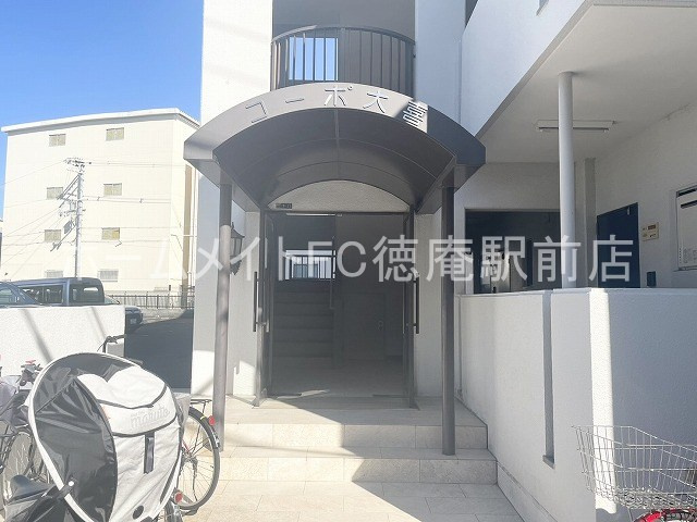 東大阪市稲田新町２丁目の賃貸マンションのエントランス