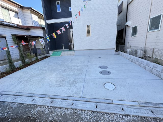 松戸市根木内新築戸建の前面道路含む現地写真|駐車スペース・並列2台駐車可