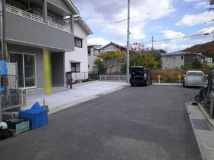 広島市安芸区中野1丁目　新築一戸建ての前面道路含む現地写真