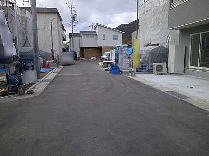 広島市安芸区中野1丁目　新築一戸建ての前面道路含む現地写真