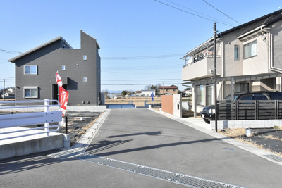 【前面道路含む現地写真】 | 鴻巣市箕田富士山Ⅱ期全６区画 | 前面道路は６ｍで広々しています。