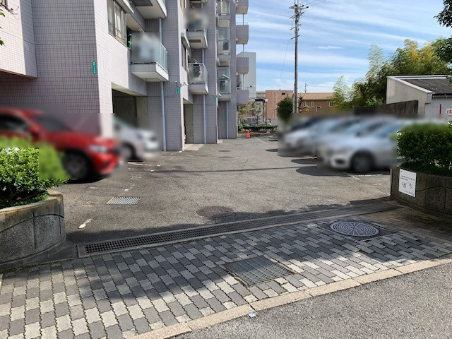 コスモ守山5番館の駐車場