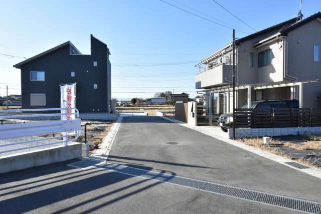 鴻巣市箕田富士山Ⅱ期全６区画の前面道路含む現地写真|前面道路は６ｍで広々しています。