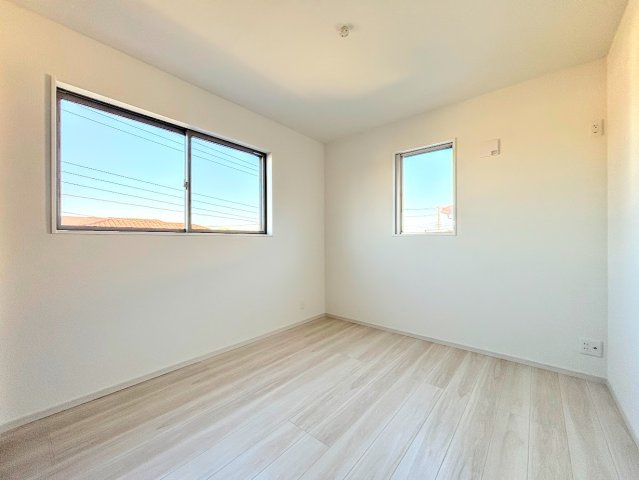 栄区桂台南2丁目　新築戸建ての洋室|◆室内はいつも明るい印象なので気持ちの良い朝を迎えられます。各部屋にはクローゼットを完備しており、収納が多いお家はすっきりして快適空間です。
