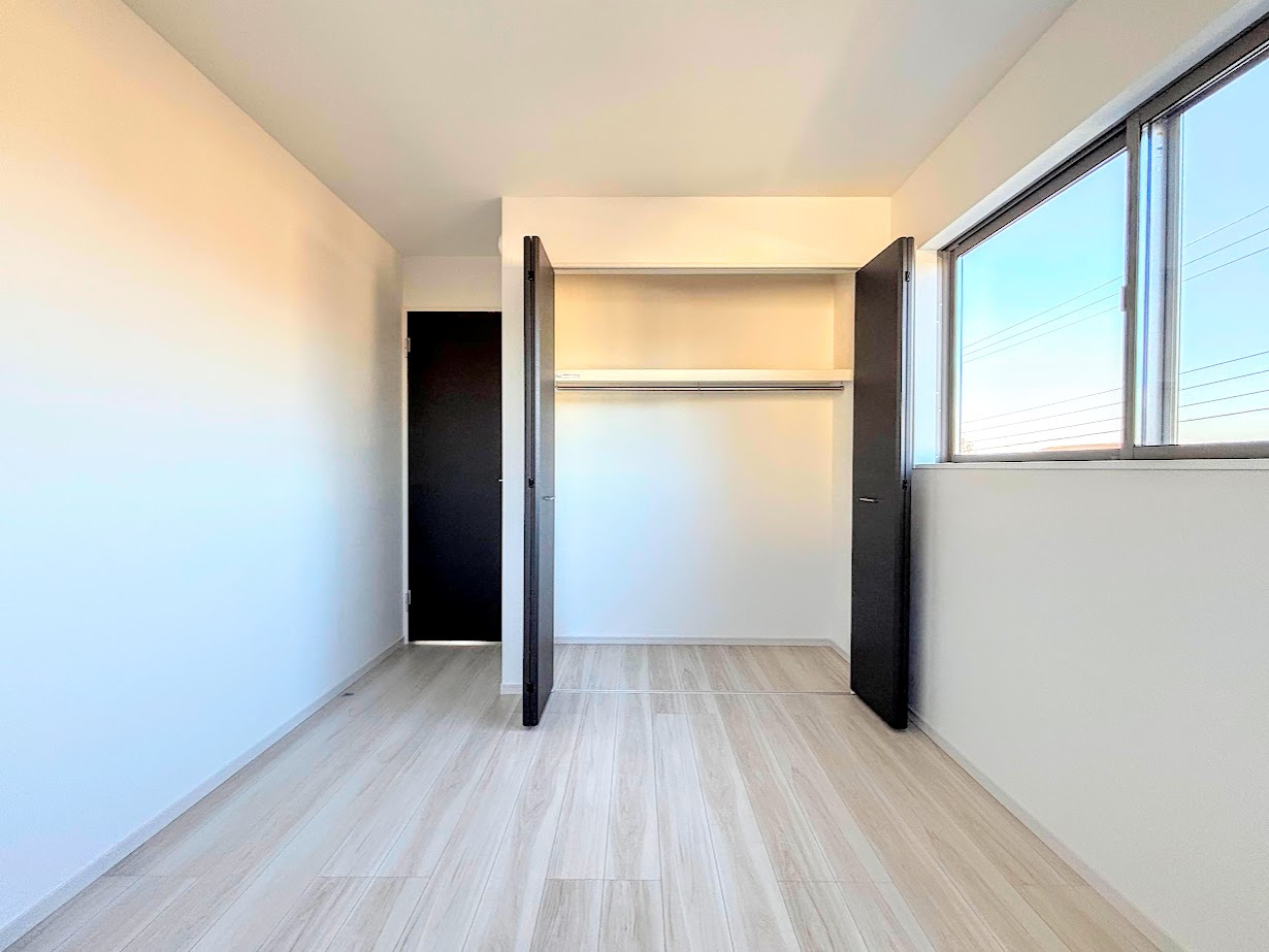 栄区桂台南2丁目　新築戸建ての洋室|◆気持ちの良い風が室内へ入り込む居室。家具を配置しても広々ご利用いただけます！！
