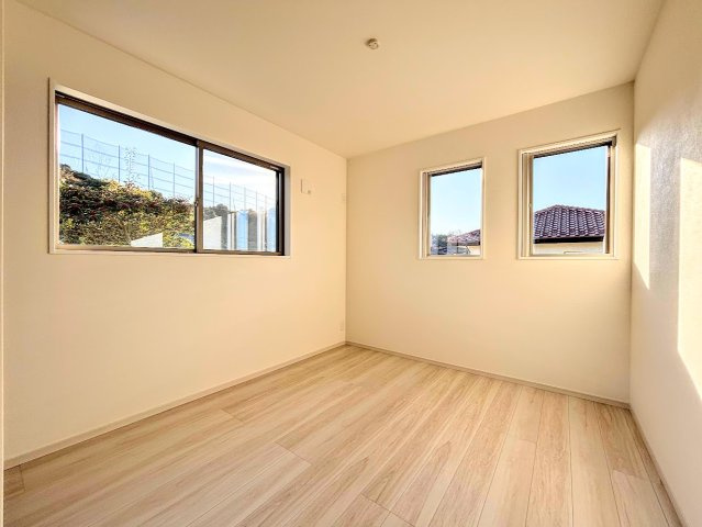 栄区桂台南2丁目　新築戸建ての洋室|◆子どものスタディ空間として、あるいは書斎やホビールームとして生活スタイルに合わせて使えるプライベートルーム。居心地のいい落ち着いたインテリアが似合います。
