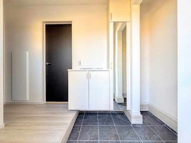 栄区桂台南2丁目　新築戸建ての玄関|◆明るい玄関です！散らかりやすい玄関もスッキリする大容量のシューズボックス付き。
