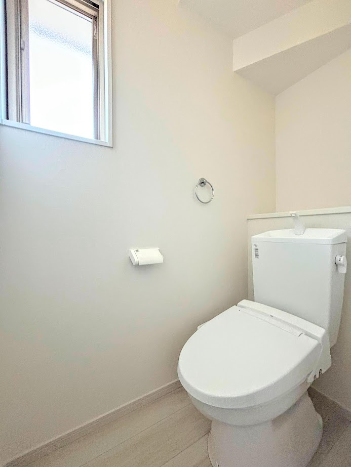 栄区桂台南2丁目　新築戸建てのトイレ|◆清潔感のある白を基調とした落ち着ける空間。小窓をもうけていますので、こもりやすい空気の入れ替えも簡単に行えますね！

