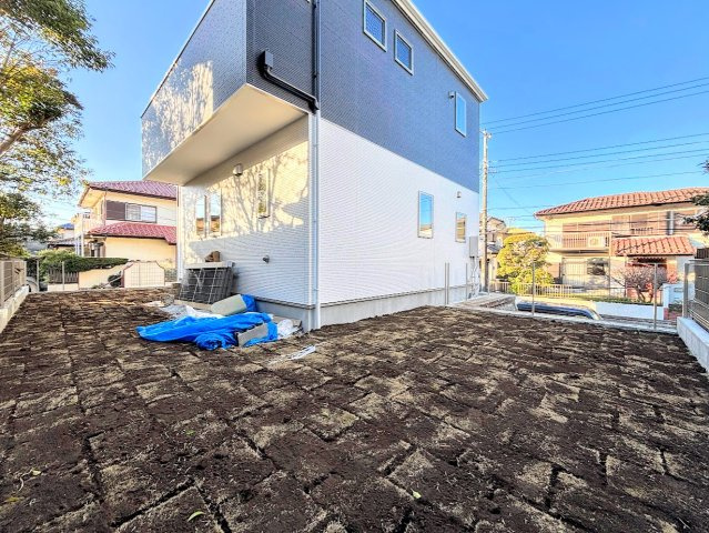 栄区桂台南2丁目　新築戸建ての庭|◆お手入れのしやすいちょうどよいサイズ感のお庭付き。植栽や家庭菜園等多目的にご利用いただけるプライベート空間。
