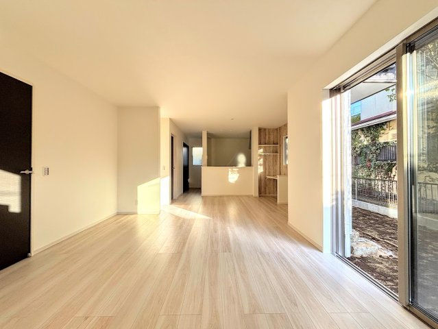 栄区桂台南2丁目　新築戸建ての居間・リビング|◆一家だんらんのスペースとなるＬＤＫ。窓から明るい光が差し込み、思わず家族の会話も弾む快適な空間。
