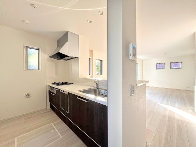 栄区桂台南2丁目　新築戸建てのキッチン|◆キッチンからダイニングやリビングが見渡せるキッチン。料理をしながら家族とコミュニケーションをとれるだけでなく、大きな開放感も得られることができます。
