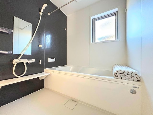 栄区桂台南2丁目　新築戸建ての浴室|◆お子様と一緒にバスタイムを楽しめる広々空間。浴室乾燥機付で心地よいバスタイムを実現します。
