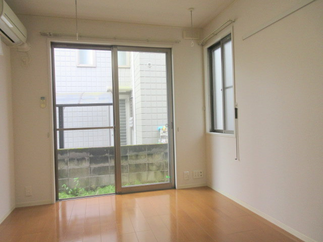 エル・シャルマンの居間・リビング|２面採光の洋室６．７帖