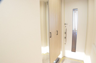 【玄関】 | スカイレジデンシャルタワーズ ノースウィング　9階 | 我が家の顔「玄関」。清潔感ある玄関が大切なお客様やご家族を迎えてくれます。