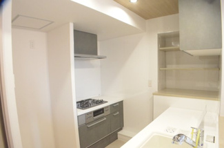 【キッチン】 | スカイレジデンシャルタワーズ ノースウィング　9階 | コンロ台が独立したキッチンは使い勝手も良好！