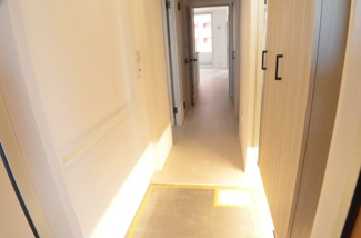 【玄関】 | スカイレジデンシャルタワーズ ノースウィング　9階 | 我が家の顔「玄関」。清潔感ある玄関が大切なお客様やご家族を迎えてくれます。