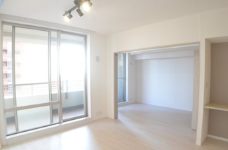 【居間・リビング】 | スカイレジデンシャルタワーズ ノースウィング　9階 | リビング横の居室はLDKと一体した広々としたスペースでお過ごし頂くも良し、書斎や客間としてもお使いいただけます。