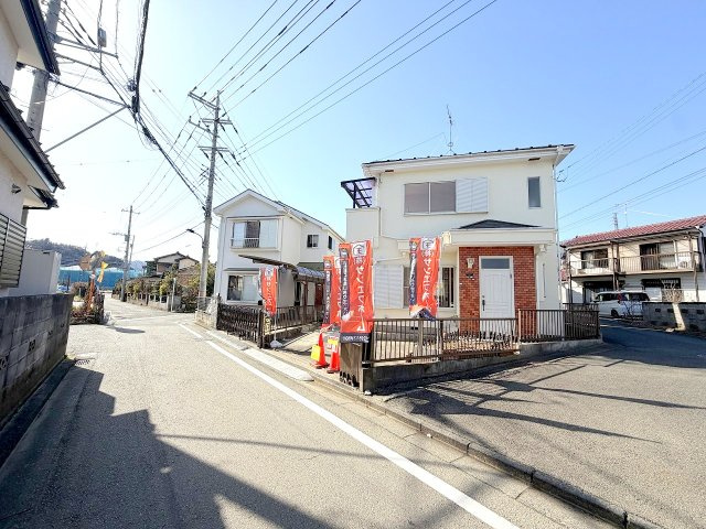 あきる野市伊奈　中古戸建の前面道路含む現地写真