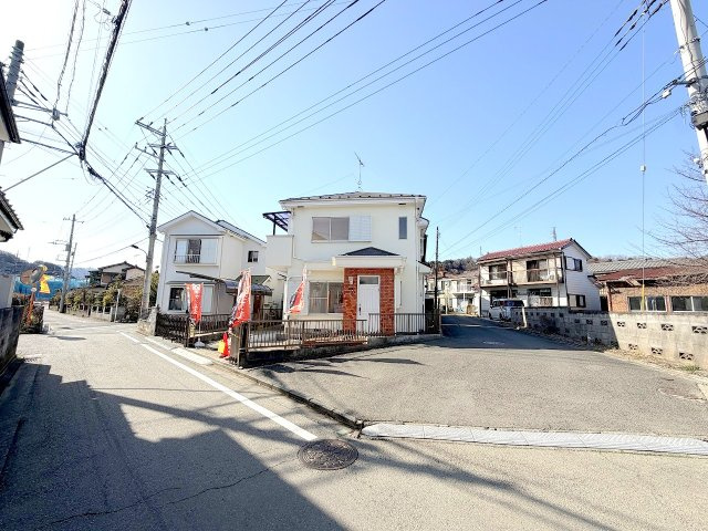 あきる野市伊奈　中古戸建の前面道路含む現地写真