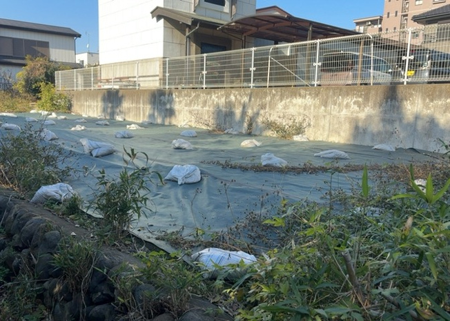 【外観】 | 物件の詳細については、現地を見てわかること以外に、役所や法務局などで調べないとわからないことがあります。そのため、現地に行く場合は、もしこの物件を買ったらどのような生活ができるかをイメージしましょう。