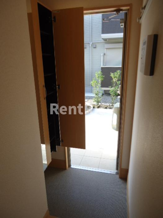 コージーハウス Ｂの玄関|玄関（室内側）、姿見鏡付きシューズBOX（トールタイプ）