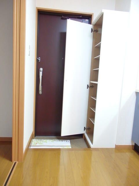 シャルマンドミールの玄関