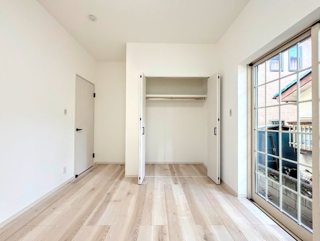 泉区中田南5丁目　中古戸建ての洋室|◆室内はいつも明るい印象なので気持ちの良い朝を迎えられます。各部屋にはクローゼットを完備しており、収納が多いお家はすっきりして快適空間です。
