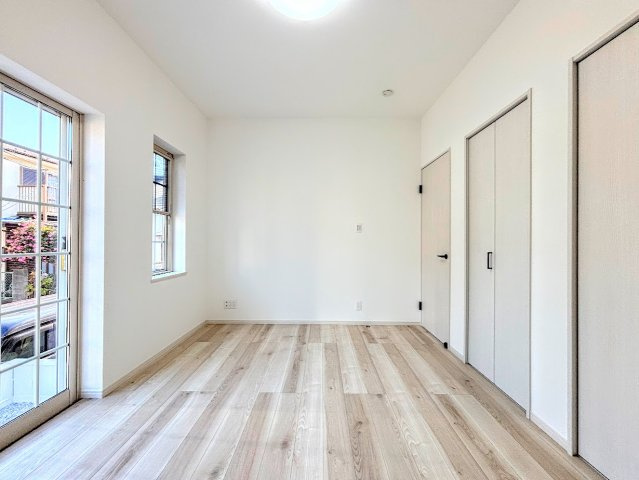 泉区中田南5丁目　中古戸建ての洋室|◆気持ちの良い風が室内へ入り込む居室。家具を配置しても広々ご利用いただけます！！
