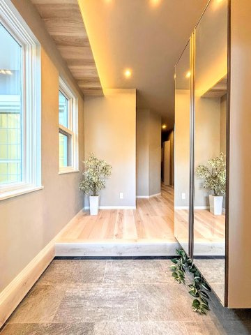 泉区中田南5丁目　中古戸建ての玄関|◆明るい玄関です！散らかりやすい玄関もスッキリする大容量のシューズボックス付き。
