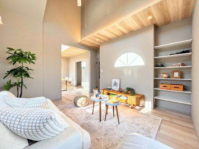 泉区中田南5丁目　中古戸建ての居間・リビング|◆ご家族の会話がはずむ、開放的なＬＤＫです。休日はお陽さまの光をたっぷりととりこめるぽかぽかリビングで過ごしませんか？
