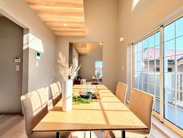 泉区中田南5丁目　中古戸建ての居間・リビング|◆広々としたリビング・ダイニングは、シックでモダンな内装。落ち着いた雰囲気に包まれて、伸びやかな空間のなかで、ゆったりと家族団らんのひとときを過ごせます。
