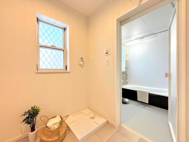 泉区中田南5丁目　中古戸建ての脱衣所|◆ご家族の1日が始まり、1日が終わりを締めくくる洗面空間。洗濯機を配置しても十分なスペースを確保した設計となっております。
