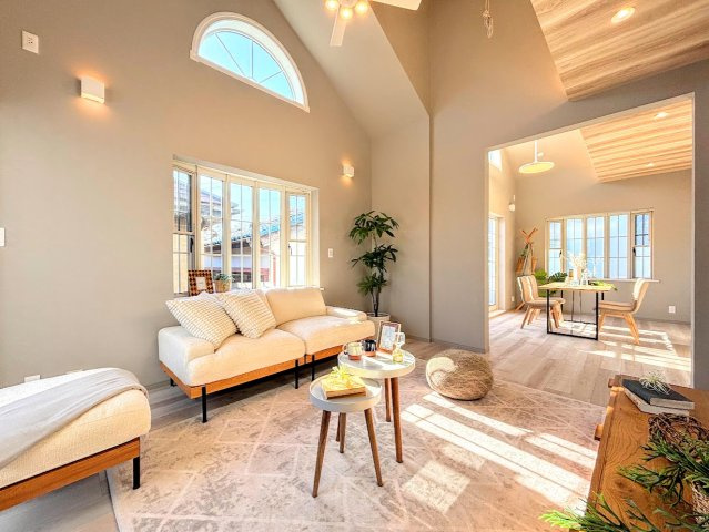 泉区中田南5丁目　中古戸建ての居間・リビング|◆家族で食卓を囲むダイニングスペースと、ソファでゆったりくつろぐリビングスペースがしっかり区切られているので家具の配置や用途を使いわけしやすいです。
