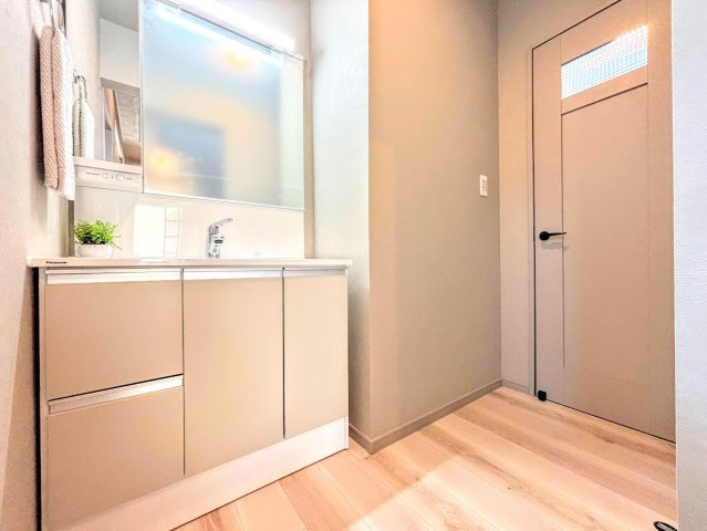 泉区中田南5丁目　中古戸建ての独立洗面台|◆三面鏡裏や、シンクしたにも多数収納を備えた、広々とした洗面化粧台。窓のある明るい洗面所で毎日の身支度も気持ち良くお使い頂けます。
