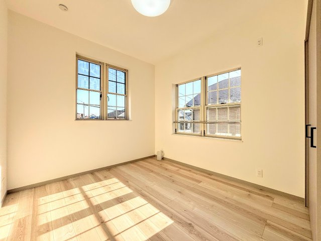 泉区中田南5丁目　中古戸建ての洋室|◆二面採光で、陽差しを長時間受ける事が出来る暖かい室内です。もちろん複層ガラスなので、遮音性にも優れ、結露も発生しにくい構造。サッシ周りのカビが発生しにくくなります。
