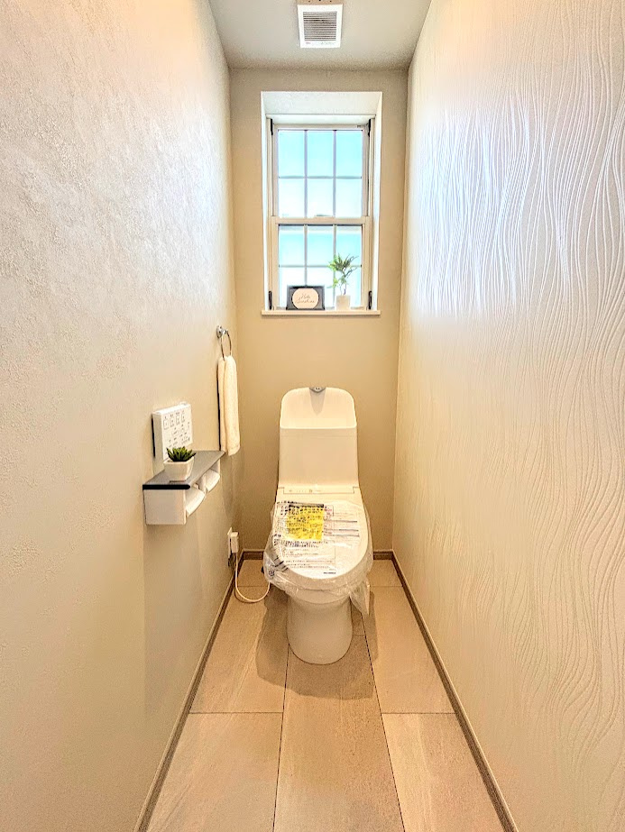 泉区中田南5丁目　中古戸建てのトイレ|◆清潔感のある白を基調とした落ち着ける空間。小窓をもうけていますので、こもりやすい空気の入れ替えも簡単に行えますね！
