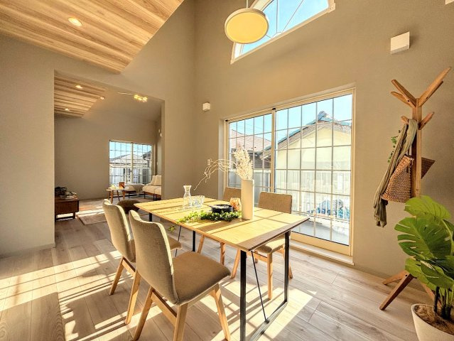 泉区中田南5丁目　中古戸建てのダイニング|◆一家だんらんのスペースとなるＬＤＫ。窓から明るい光が差し込み、思わず家族の会話も弾む快適な空間。
