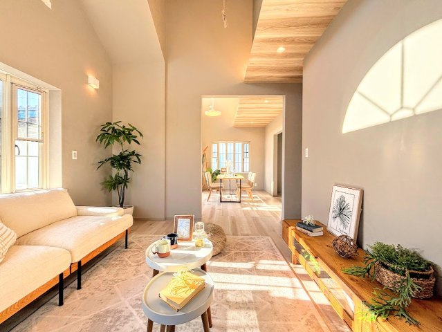 泉区中田南5丁目　中古戸建ての居間・リビング|◆リビングは一日中太陽の光が射し込みます。家族が集まる空間は、自然と笑顔が溢れます！
