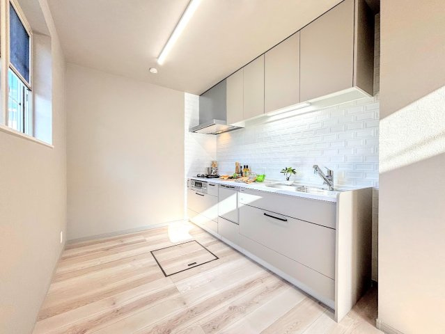 泉区中田南5丁目　中古戸建てのキッチン|◆キッチンからダイニングやリビングが見渡せるキッチン。料理をしながら家族とコミュニケーションをとれるだけでなく、大きな開放感も得られることができます。
