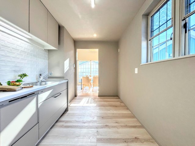 泉区中田南5丁目　中古戸建てのキッチン|◆デザイン性と機能性を兼ね備えたキッチンです。リビングスペースとの一体感が生まれ、広々空間を演出してくれます。
