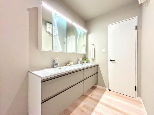 泉区中田南5丁目　中古戸建ての独立洗面台|◆毎日使う場所だから、機能的で使いやすさに配慮したパウダールーム。すっきりと使えるように収納も豊富にご用意しています。
