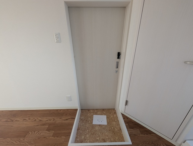 国香通アパートの玄関