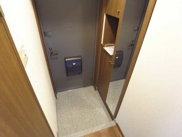 ウェルコート岡本の玄関