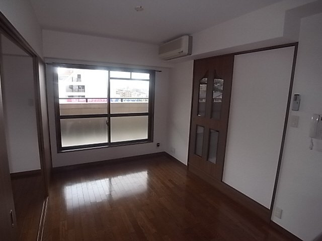 ウェルコート岡本の洋室