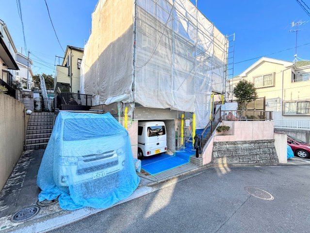泉区白百合３丁目　中古戸建ての前面道路含む現地写真|◆前面道路も幅員があり車の運転も安心！前面道路は閑静な住宅地。車通りの少ない道路です。お子様にも安心です。
