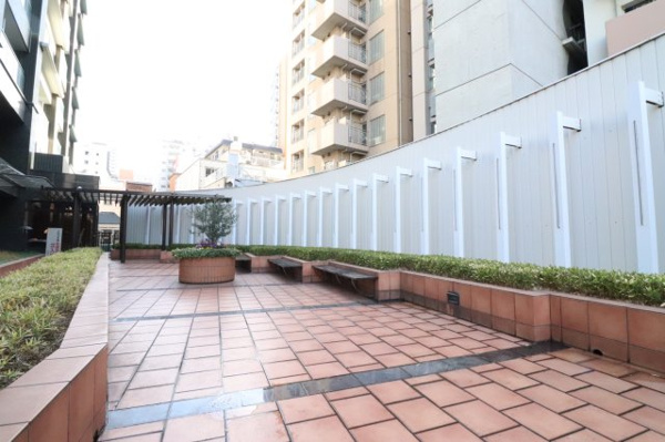 【庭】 | 【ザ・プロムナード】アトリウムラウンジからしか出入りできない、お住いの方だけに開放された憩いの場！